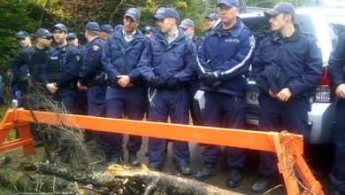 Les policiers lors de la manifestations à Rexton, au Nouveau-Brunswick.