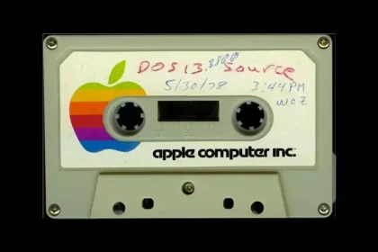 Une cassette contenant le code source de l’Apple II, avec le logo historique d’Apple Computer Inc.