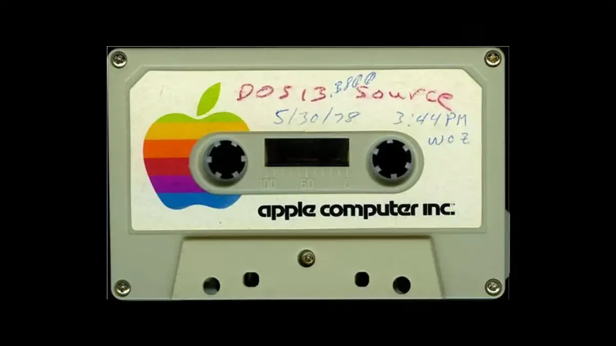 Une cassette contenant le code source de l’Apple II, avec le logo historique d’Apple Computer Inc.