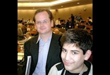 Aaron Swartz, alors âgé de 15 ans, avec le juriste Lawrence Lessig.