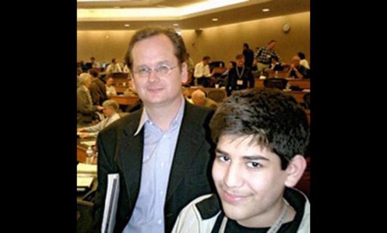 Aaron Swartz, alors âgé de 15 ans, avec le juriste Lawrence Lessig.