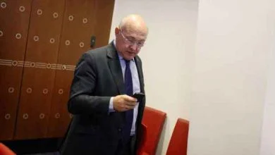 Michel Sapin en train d'utiliser son smartphone.