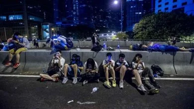 Des manifestants pro-démocratie consultent leur téléphone, à Hong Kong, le 29 septembre 2014.