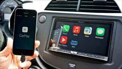 Mondial de l'auto - Prise en main de CarPlay sur le stand Ferrari