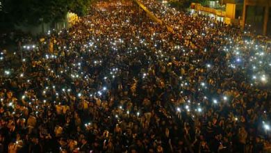 Les manifestant brandissent leurs téléphones dans les rues de Hong Kong, le 29 septembre 2014.