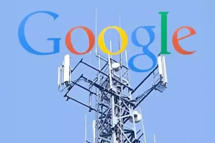 Antenne relais de télécommunications avec le logo Google en superposition sur fond bleu.