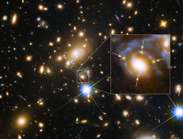 Hubble : une supernova sous la forme d'une spectaculaire croix d'Einstein