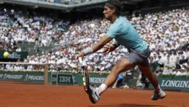 Rafael Nadal retourne une balle frappée par Novak Djokovic lors de la finale de Roland-Garros, le 8 juin 2014.