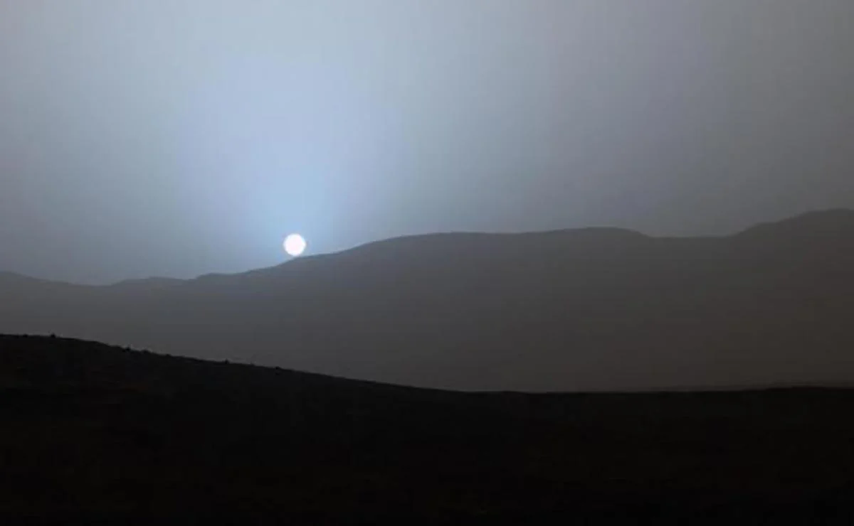 Mars : Curiosity immortalise un splendide coucher de soleil bleuté