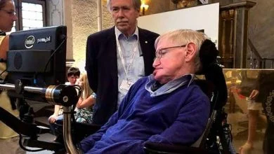 Stephen Hawking explique comment sortir d'un trou noir !