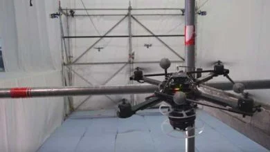 Vidéo saisissante de la construction d'un pont de corde par des drones