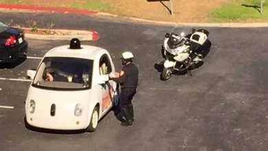 Un policier arrête Google Car pour excès de lenteur