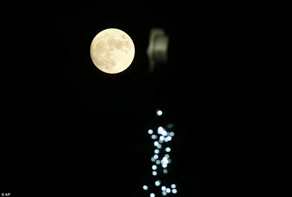 The_full_moon_shining_bright_over_London