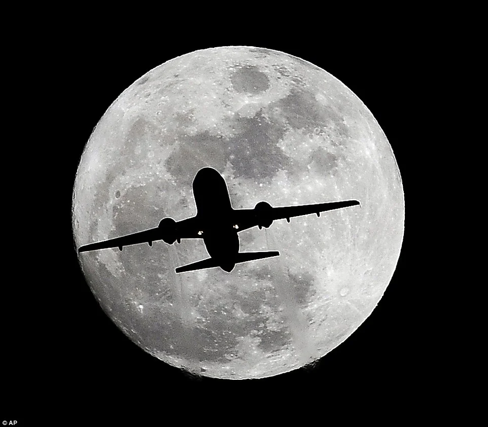 Un avion traversant la pleine Lune le soir de Noël alors qu'il se dirige vers l'aéroport International de Los Angeles