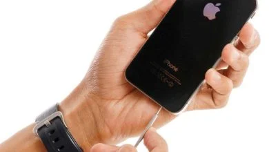 Une Image d'un iPhone branché avec le câble du chargeur