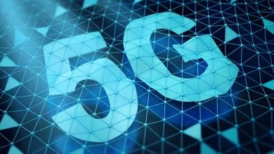 Symbole 5g et un réseau de cellules triangulaires sur un fond sombre. Rendu 3d.