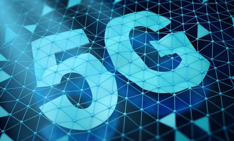 Symbole 5g et un réseau de cellules triangulaires sur un fond sombre. Rendu 3d.