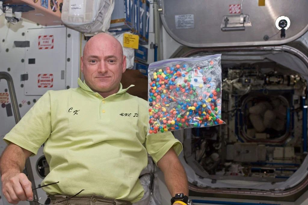 L'exercice régulier et une alimentation saine (nonobstant M & M) pourraient expliquer en partie comment les télomères cellulaires de M. Kelly se sont allongés. Il a perdu 15 livres sur la station spatiale.