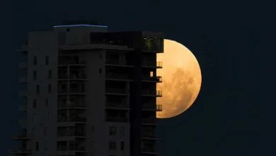 Oui, il y a une pleine lune ce soir, mais ce ne sera pas rose