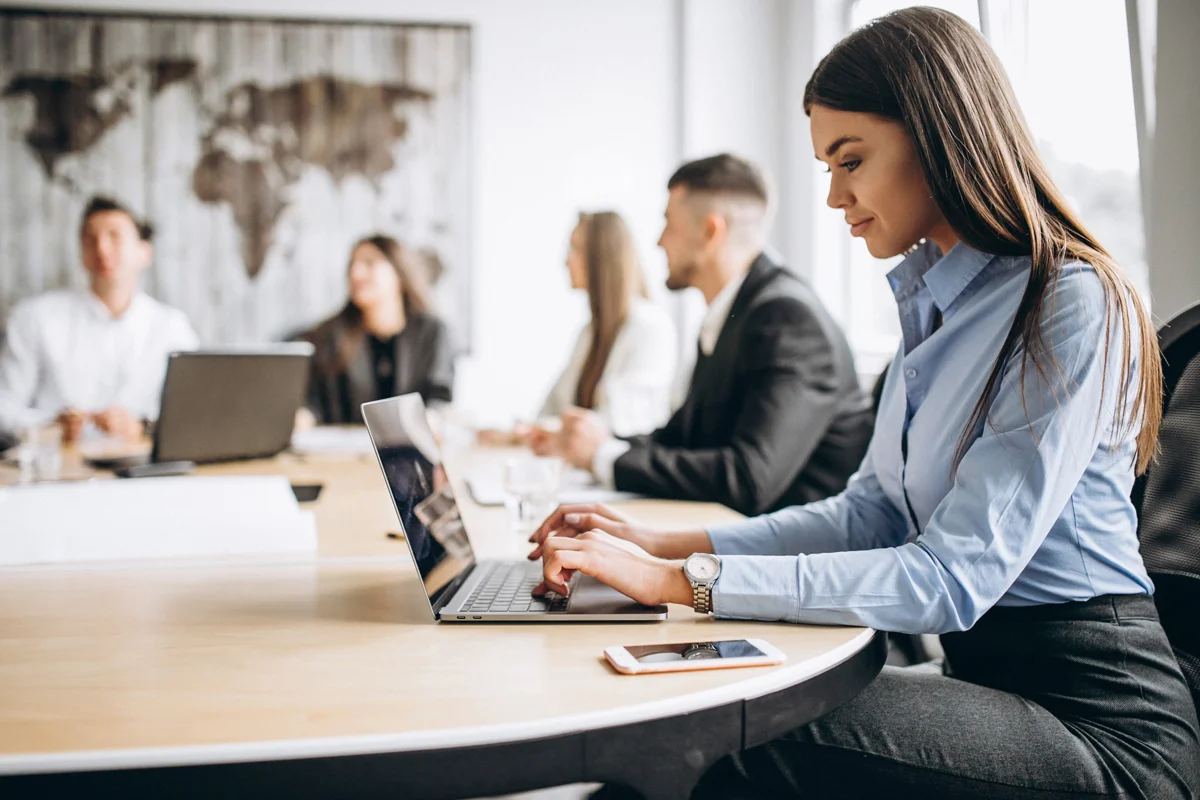 Une bonne posture devant l'ordinateur, selon les experts