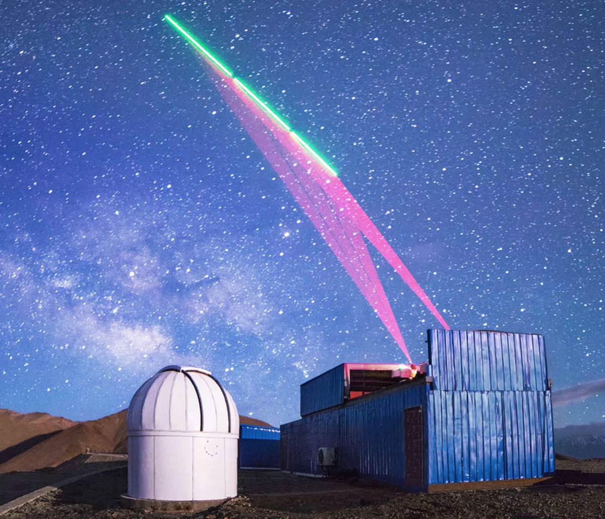 Une station terrestre chinoise communique avec le satellite de communication quantique.