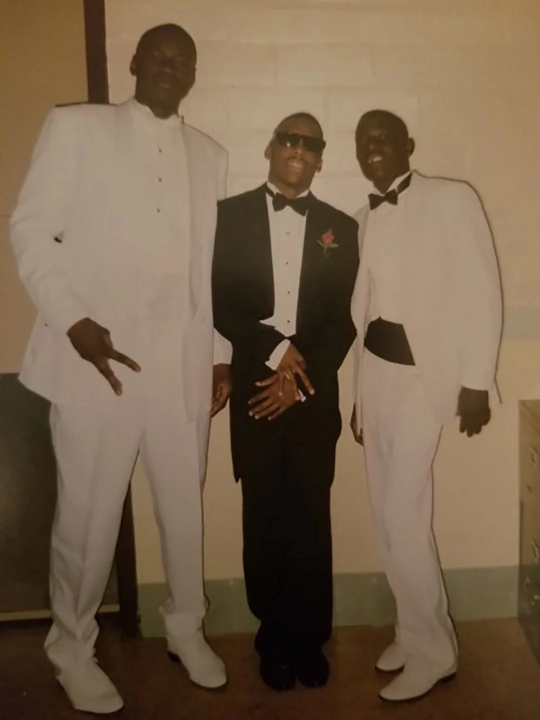 George Floyd, à gauche, avec Jonathan Veal et Milton Carney lors d'un bal de lycée en 1992.