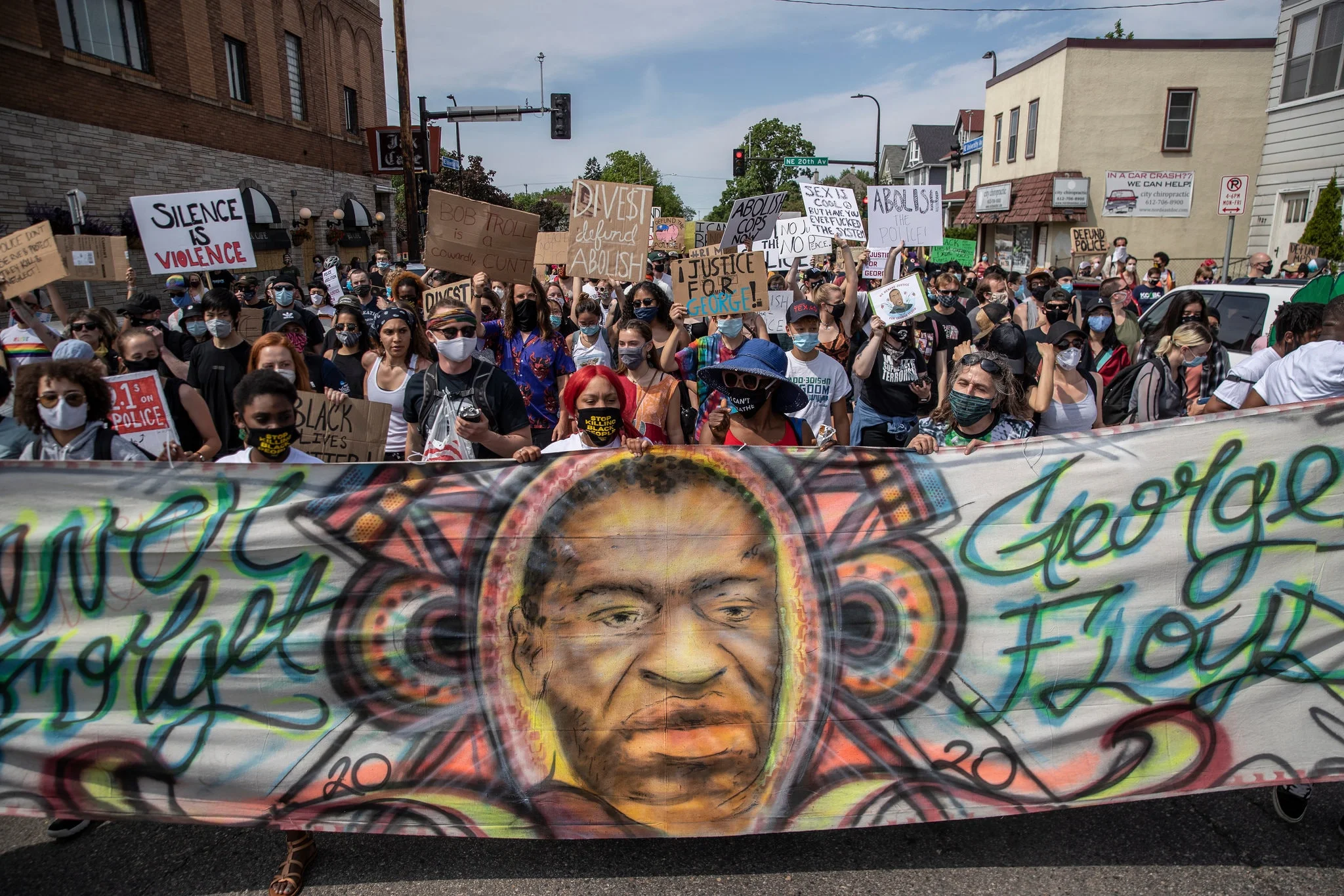 Dettes au mémorial où Floyd a été arrêté par la police à Minneapolis. Il avait quitté Houston pour s'installer dans la ville dans le cadre d'un programme chrétien.