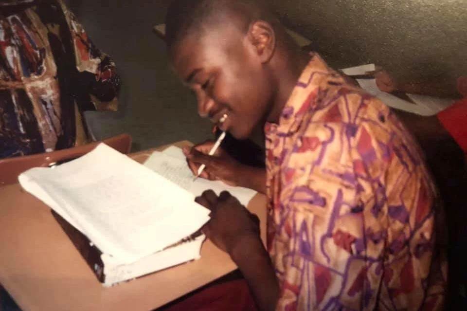 Floyd dans une salle de classe du lycée Jack Yates à Houston. Il était un athlète de football et de basket-ball bien connu.