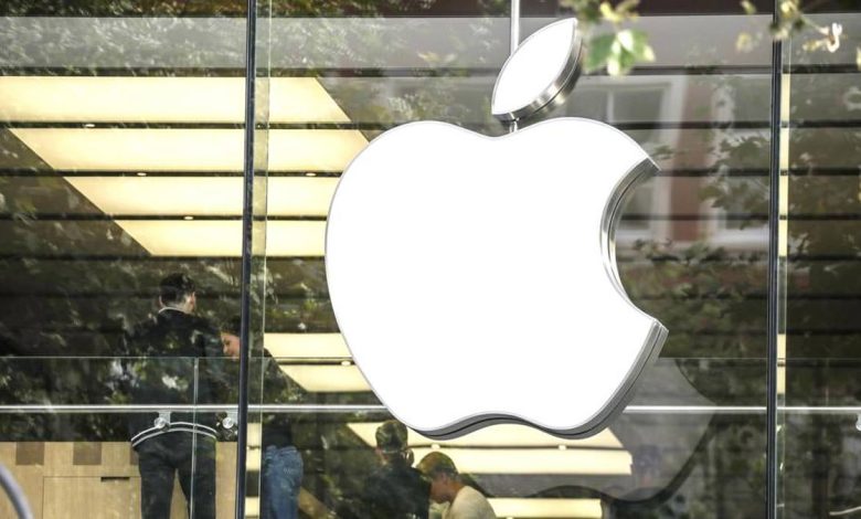 Des clients Apple dans un magasin de Francfort, en Allemagne, en janvier dernier.
