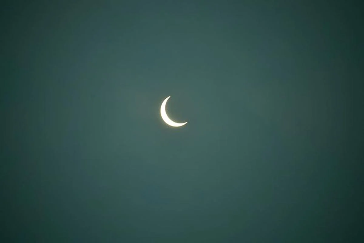 La lune couvre partiellement le soleil pendant une éclipse solaire annulaire, vue de Siliguri.