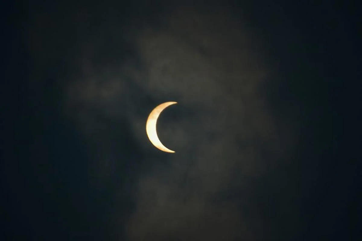 La lune couvre partiellement le soleil pendant l'éclipse solaire annulaire, vue de Siliguri.