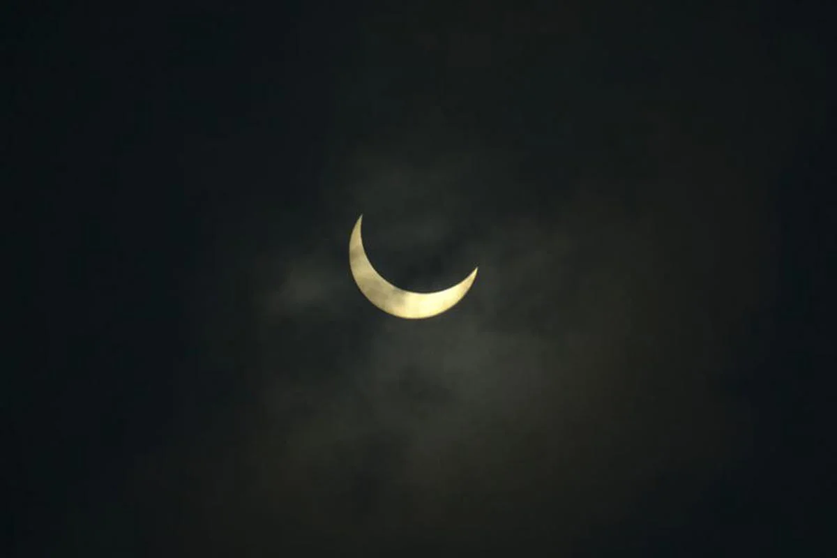 La lune couvre partiellement le soleil pendant une éclipse solaire annulaire, vue de Siliguri.