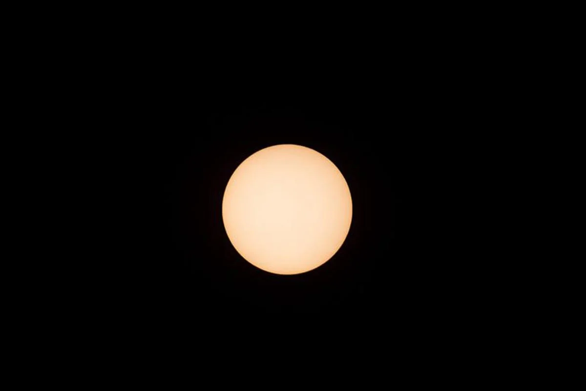 La lune se déplace devant le soleil lors d'une éclipse solaire annulaire à Hong Kong.