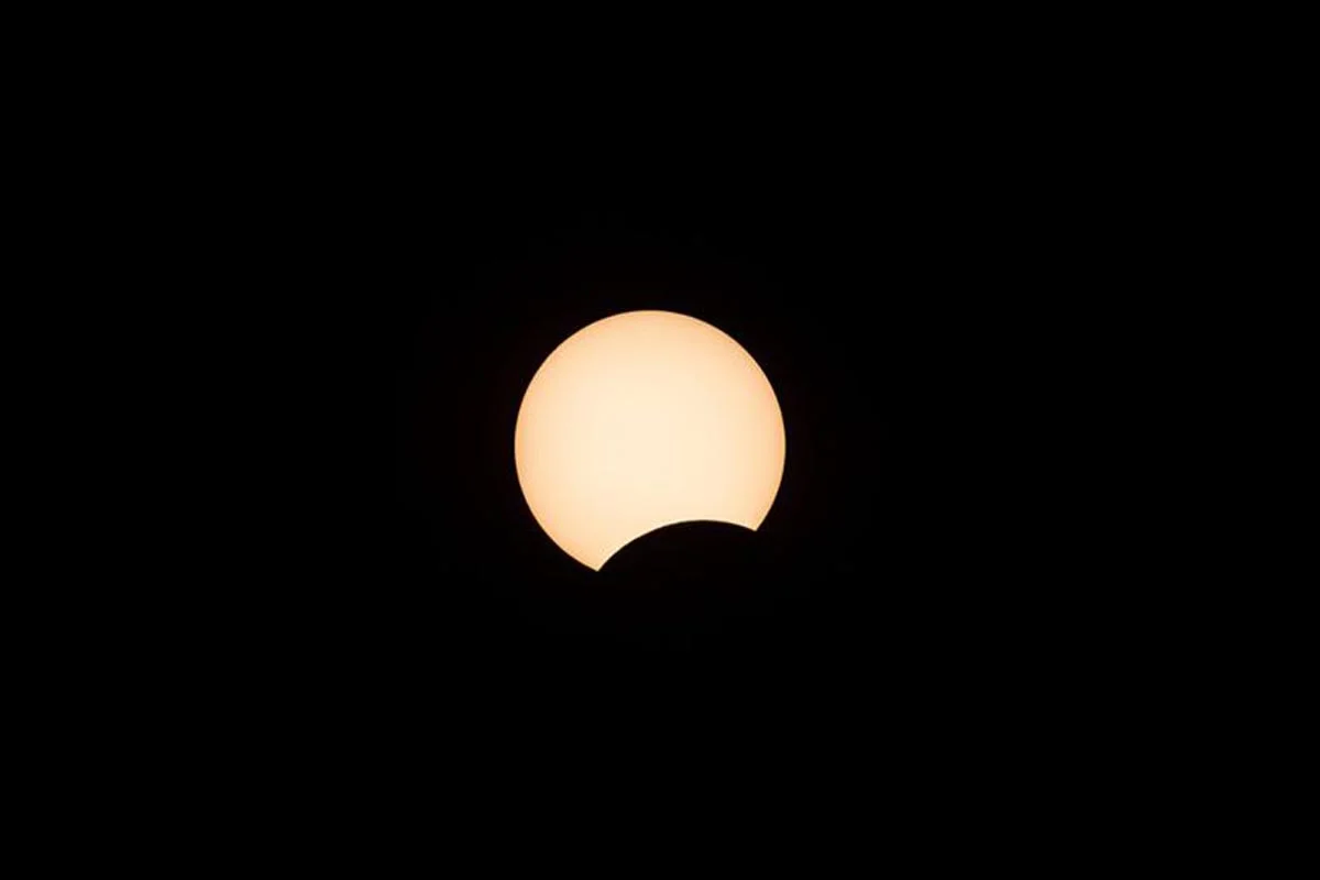 La lune se déplace devant le soleil lors d'une éclipse solaire annulaire à Hong Kong.