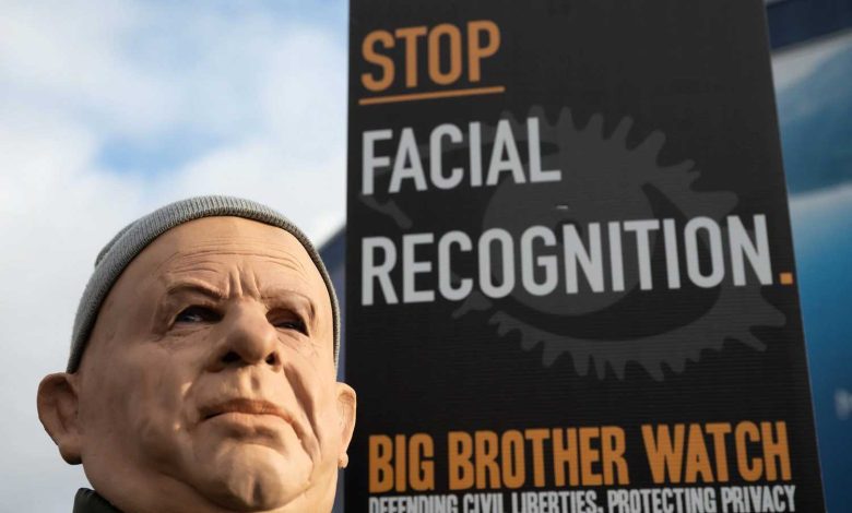 Un homme masqué lors d'une manifestation en janvier à Cardiff contre l'utilisation de caméras de reconnaissance faciale par la police.