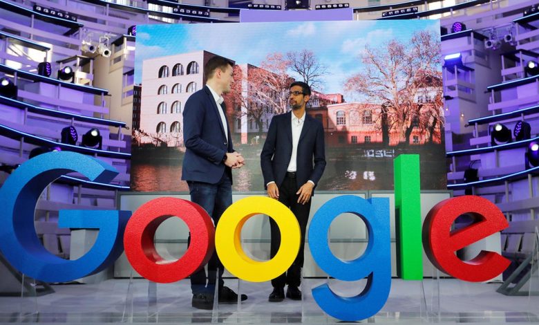 Sundar Pichai, le PDG de Google, et Philipp Justus, vice-président de Google pour l'Europe centrale, à Berlin, en Allemagne, le 22 janvier 2019.