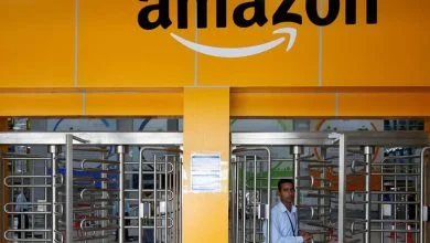 Un employé d'Amazon dans un entrepôt au Bengaluru, en Inde.