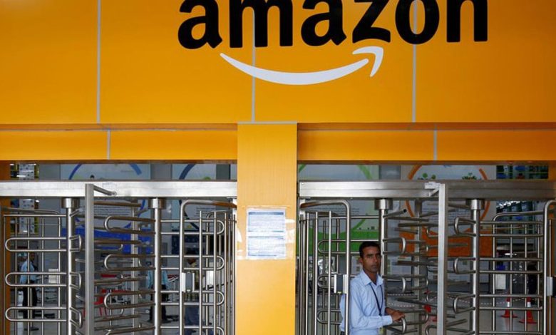 Un employé d'Amazon dans un entrepôt au Bengaluru, en Inde.