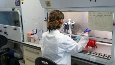 Un scientifique travaille dans le laboratoire de fabrication où un vaccin contre les coronavirus a été produit à l'hôpital Churchill d'Oxford, le 24 juin 2020.