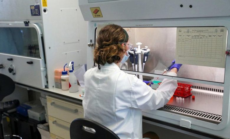 Un scientifique travaille dans le laboratoire de fabrication où un vaccin contre les coronavirus a été produit à l'hôpital Churchill d'Oxford, le 24 juin 2020.