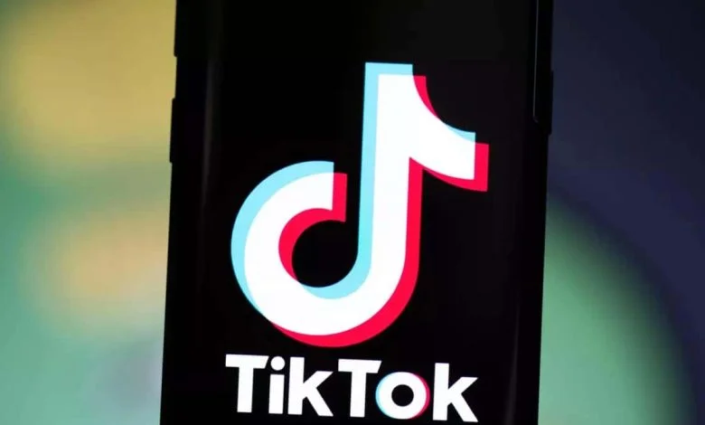 TikTok est une application assez populaire auprès des adolescents. Il permet d'ajouter de la musique et des effets à des vidéos courtes.