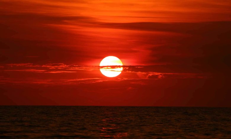 Photo : soleil de retour sur le coucher de soleil ciel horizon vague sur la mer de surface