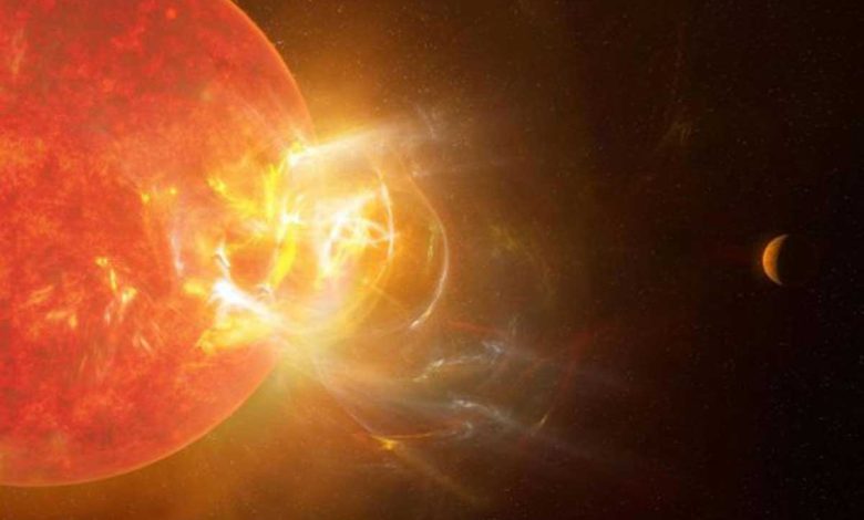 Impression d'artiste d'une explosion de radiations stellaires massives provenant de l'étoile naine rouge Proxima Centauri et visant l'une de ses planètes.