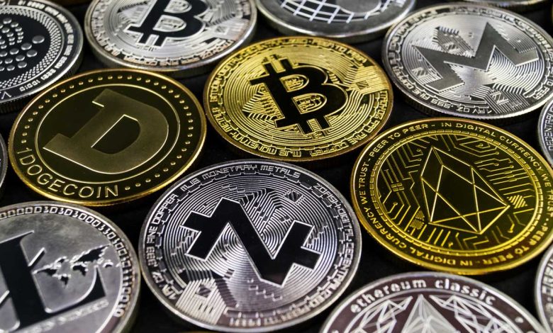 Beaucoup de pièces de crypto-monnaies (Ethereum, Bitcoin, Litecoin) reposent sur une surface sombre.