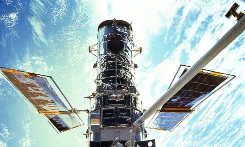 Sur cette image fournie par la NASA, les astronautes Steven Smith et John Grunsfeld effectuent des travaux de maintenance sur le télescope spatial Hubble en décembre 1999.