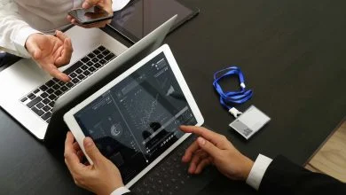 Homme d'affaires utilisant un smartphone et une tablette numérique