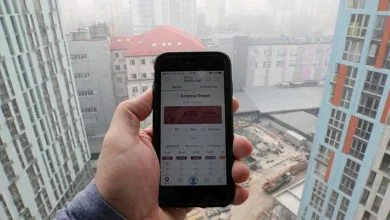 Photo d'archives d'un homme mesurant la qualité de l'air à Kiev avec une application pour smartphone.