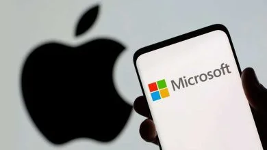 Logo Microsoft sur un smartphone devant le logo Apple, illustration prise le 26 juillet 2021.