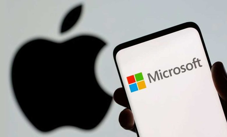 Logo Microsoft sur un smartphone devant le logo Apple, illustration prise le 26 juillet 2021.