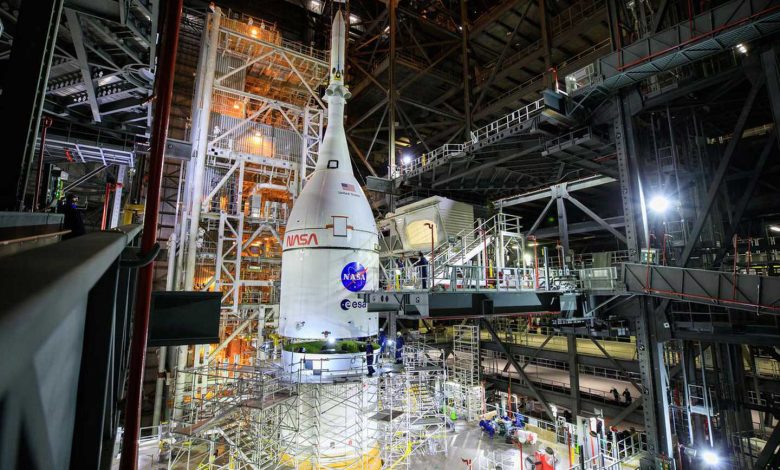 Le vaisseau spatial Orion perché au sommet de la fusée SLS POLITIQUE RECHERCHE ET TECHNOLOGIE NASA